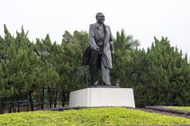 Shenzhen, China- 10 Nisan 2025 Shenzhen, Çin 'deki Lianhuashan Park' ında Bay Deng Xiaoping 'in heykeli. O, Çin 'in reform ve açılışının baş tasarımcısıydı..