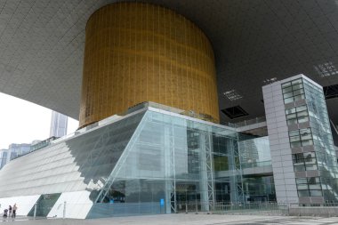 Shenzhen, Çin - 10 Nisan 2025: Shenzhen Şehir Merkezi binasını merkez eksenden Lianhuashan Parkı 'na kadar izleyin. Devlet daireleri olan çok amaçlı bir kamu binası.