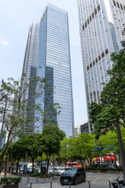 Shenzhen, Çin - 10 Nisan 2025: Shenzhen, Çin 'de mavi gökyüzü olan yüksek binalar. Shenzhen Çin 'in en büyük şehirlerinden biridir..