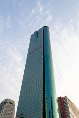Shenzhen, Çin - 10 Nisan 2025: Shun Hing Meydanı, aynı zamanda Çin 'in Shenzhen şehrinde Diwang Binası olarak adlandırılır. Bir zamanlar Shenzhen 'in en yüksek gökdeleniydi.,