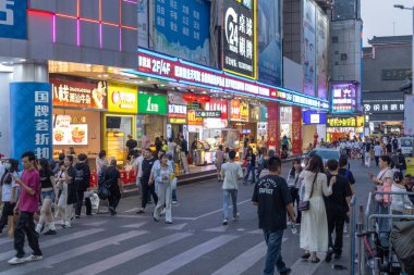 Shenzhen, Çin - 10 Nisan 2025: Shenzhen, Çin 'deki Dongmen Laojie gece pazarı. Dongmen Laojie Shenzhen 'de gidilecek turistik bir yerdir.