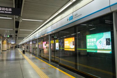 Shenzhen, Çin - 10 Nisan 2025: Shenzhen, Çin metro istasyonu manzarası. Shenzhen 'in 17. hat boyunca sayısız istasyonu bulunan iyi gelişmiş bir metro sistemi var.