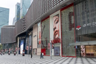 Shenzhen, Çin - 12 Nisan 2025: Shenzhen, Çin 'deki Mükemmellik INToWN Alışveriş Merkezi manzarası. Alışveriş merkezlerindeki mağazaların yaklaşık% 70 'i restoranlardır..