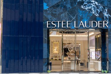Shenzhen, China- 12 Nisan 2025: Estee Lauder 'in mağaza tabela şirketi logosu. Estee Lauder Şirketi, Amerika Birleşik Devletleri 'nin çok uluslu kozmetik şirketidir.
