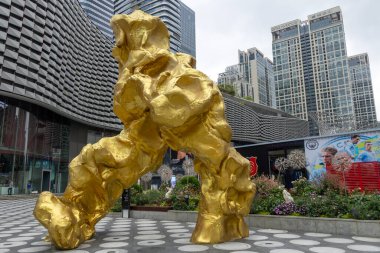 Shenzhen, Çin - 12 Nisan 2025: Shenzhen, Çin 'deki Mükemmellik INToWN Alışveriş Merkezi manzarası. Alışveriş merkezlerindeki mağazaların yaklaşık% 70 'i restoranlardır..