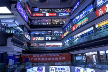 Shenzhen, China- 12 Nisan 2025: Shenzhen, Çin 'deki Huaqiang Elektronik Dünyası' ndaki mağazalar ve dükkanlar. Elektronik bileşenler ve ikinci el elektronik ürünler içeriyordu.