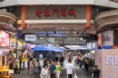 Shenzhen, Çin... 12 Nisan 2025 'te müşteriler ve ziyaretçiler Çin' in Shenzhen kentindeki ünlü Dongmen Pedestrian Sokağı 'nı doldurdular. Yaya dostu bir ortamda modernliğin geleneklerle buluştuğu yerdir.