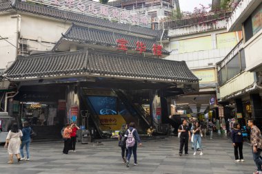 Shenzhen, Çin... 12 Nisan 2025 'te müşteriler ve ziyaretçiler Çin' in Shenzhen kentindeki ünlü Dongmen Pedestrian Sokağı 'nı doldurdular. Yaya dostu bir ortamda modernliğin geleneklerle buluştuğu yerdir.