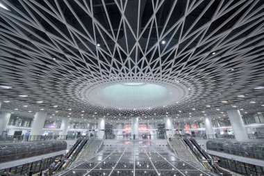 Shenzhen, Çin - 12 Nisan 2025: Shenzhen, Çin 'deki Gangxia North metro istasyonu. Çok moderndir. Tavanda ışığın istasyona girmesini sağlayan büyük delikler vardır..