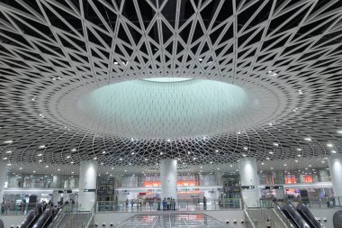 Shenzhen, Çin - 12 Nisan 2025: Shenzhen, Çin 'deki Gangxia North metro istasyonu. Çok moderndir. Tavanda ışığın istasyona girmesini sağlayan büyük delikler vardır..