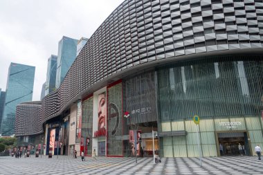 Shenzhen, Çin - 12 Nisan 2025: Shenzhen, Çin 'deki Mükemmellik INToWN Alışveriş Merkezi manzarası. Alışveriş merkezlerindeki mağazaların yaklaşık% 70 'i restoranlardır..