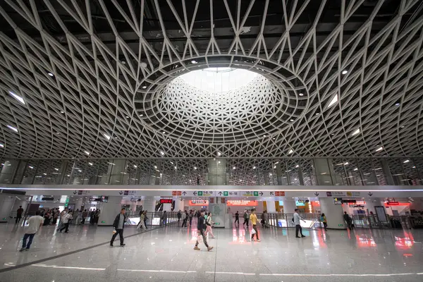 Shenzhen, Çin - 12 Nisan 2025: Shenzhen, Çin 'deki Gangxia North metro istasyonu. Çok moderndir. Tavanda ışığın istasyona girmesini sağlayan büyük delikler vardır..