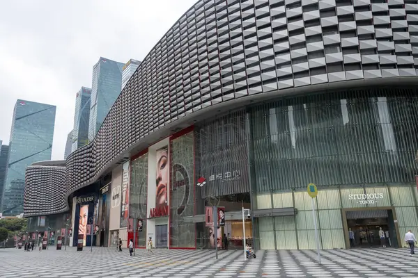 Shenzhen, Çin - 12 Nisan 2025: Shenzhen, Çin 'deki Mükemmellik INToWN Alışveriş Merkezi manzarası. Alışveriş merkezlerindeki mağazaların yaklaşık% 70 'i restoranlardır..