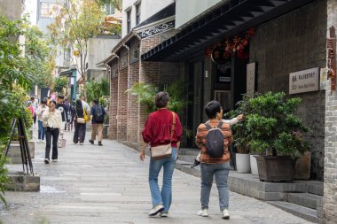 Shenzhen, Çin - 9 Nisan 2025: İnsanlar Çin 'in Shenzhen kentindeki Nantou Antik Şehri' ni ziyaret ediyor. Nantou Antik Kasabası sadece tarihi bir yer değil, Çin kültürünün yaşayan bir kanıtıdır.