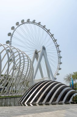 Shenzhen, China- 9 Nisan 2025: Happy Harbour, Shenzhen 'deki Körfez Bölgesi Dönme Dolabının Işığı. Toplamda 28 dev ithal arabası var. Her arabanın net alanı 16.8 metrekaredir.