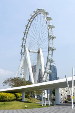 Shenzhen, China- 9 Nisan 2025: Happy Harbour, Shenzhen 'deki Körfez Bölgesi Dönme Dolabının Işığı. Toplamda 28 dev ithal arabası var. Her arabanın net alanı 16.8 metrekaredir.