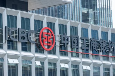 Shenzhen, China- 9 Nisan 2025: bir binanın ICBC bankası imzası. Çin Endüstriyel ve Ticari Bankası, kısmen Çin 'e ait çok uluslu bankacılık ve finans hizmetleridir..