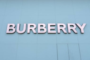 Shenzhen, Çin - 9 Nisan 2025: Burberry 'nin işareti Shenzhen, Çin' deki dükkanının önünde. Burberry Group, Thomas Burberry tarafından 1856 yılında İngiltere 'nin başkenti Londra' da kurulan lüks bir moda evi.