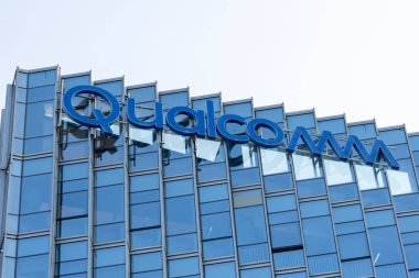 Shenzhen, Çin... 9 Nisan 2025, Qualcomm 'un işareti binanın tepesinde. Qualcomm Incorporated, merkezi San Diego, Kaliforniya 'da bulunan çok uluslu bir Amerikan şirketidir., 