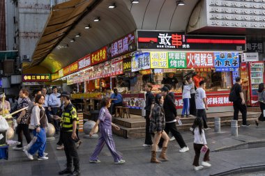 Shenzhen, Çin - 9 Nisan 2025: Turistler Çin 'in Shenzhen kentindeki Dongmen Laojie' yi ziyaret ettiler. Luohu bölgesinde hareketli bir alışveriş ve eğlence alanıdır.