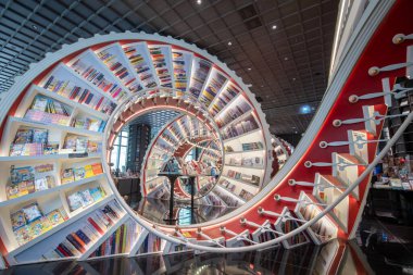Shenzhen, Çin - 9 Nisan 2025 Shenzhen 'deki olağanüstü Zhongshuge kitapçısı mağazaya kadar uzanan büyük kırmızı spiral bir kitaplığı var..