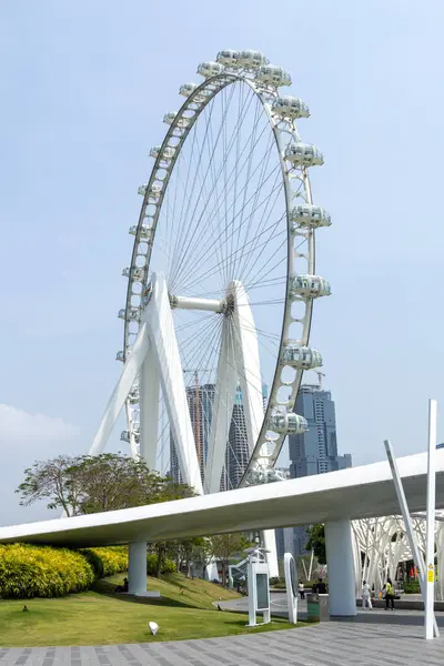 Shenzhen, China- 9 Nisan 2025: Happy Harbour, Shenzhen 'deki Körfez Bölgesi Dönme Dolabının Işığı. Toplamda 28 dev ithal arabası var. Her arabanın net alanı 16.8 metrekaredir.