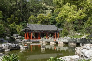 Shenzhen, Çin - 14 Nisan 2025 Shenzhen Uluslararası Bahçe ve Çiçek Fuarı Parkı, Shenzhen, Çin. Parkta zengin çiçek manzaralı geleneksel Çin mimari tarzları yer alıyor.