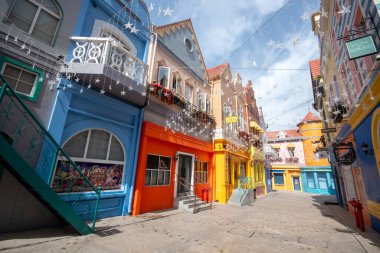 Shenzhen, Çin - 14 Nisan 2025: Melania Town, Çin 'in Shenzhen şehrinin merkezinde küçük bir Avrupa kasabası. Binaların ve tasarımın Avrupa tarzı olduğu bir kompleks.