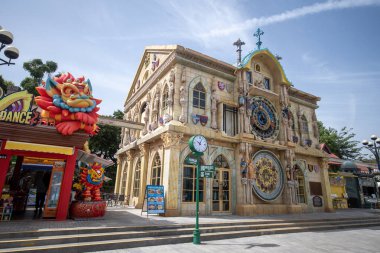 Shenzhen, Çin - 14 Nisan 2025: Melania Town, Çin 'in Shenzhen şehrinin merkezinde küçük bir Avrupa kasabası. Binaların ve tasarımın Avrupa tarzı olduğu bir kompleks.