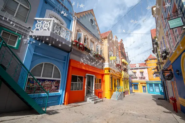 Shenzhen, Çin - 14 Nisan 2025: Melania Town, Çin 'in Shenzhen şehrinin merkezinde küçük bir Avrupa kasabası. Binaların ve tasarımın Avrupa tarzı olduğu bir kompleks.