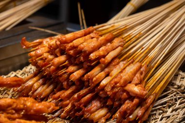 Çin usulü salamura edilmiş et şişleri. Çin 'de popüler bir sokak yemeği.