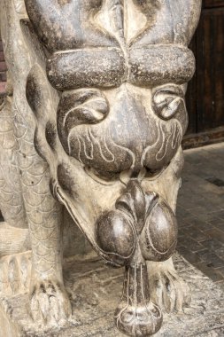 Shenzhen 'deki Gankeng Hakka Kasabası' nda görülen Çinli bir koruyucu aslan heykeli. Gankeng Hakka Kasabası turistik bir yerdir..