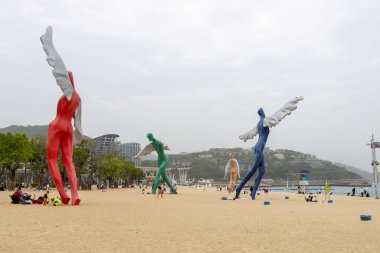 Shenzhen, Çin - 13 Nisan 2025: Yantian Bölgesi Shenzhen, Çin 'deki Dameisha Sahil Parkı' nda büyük renkli melek heykelleri sergileniyor