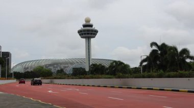 Singapur - 8 Nisan 2025: Singapur 'daki Changi Kontrol Kulesi. 40 yaşın üzerinde ve günde 1000 kadar uçak hareket edebiliyor.