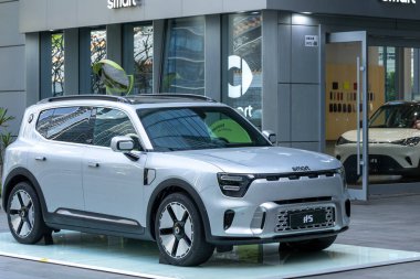 Shenzhen, Çin - 15 Nisan 2025 Shenzhen, Çin 'de Smart Car mağazası ve galerisi. Smart Automobile Co., Mercedes-Benz ve Zhejiang Geely tarafından kurulan ortak girişim..