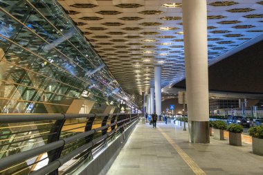 Shenzhen, Çin - 15 Nisan 2025: Shenzhen Bao 'an Uluslararası Havalimanı, Shenzhen, Çin. Çin 'in en büyük ve en modern havaalanlarından biridir.