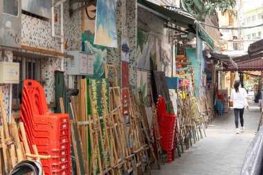 Shenzhen, Çin - 11 Nisan 2025: Çin 'deki Shenzhen Dafen Petrol Boyama Köyü manzarası. Burası artık binlerce ressamın çalıştığı sanatsal bir yağlı boya köyü.