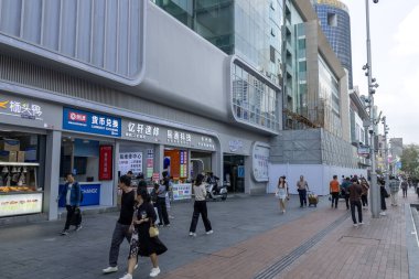 Shenzhen, China- 11 Nisan 2025: Shenzhen, Çin 'de Huaqiangbei manzarası. Dünyanın en büyük elektronik pazarı. Çeşitli bileşenler, aletler ve anlaşmalar bulabileceğiniz bir yer.