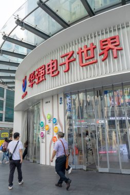 Shenzhen, China- 11 Nisan 2025: Shenzhen, Çin 'de Huaqiang Elektronik Dünyası. Elektronik bileşenler ve ikinci el elektronik ürünler içeriyordu.