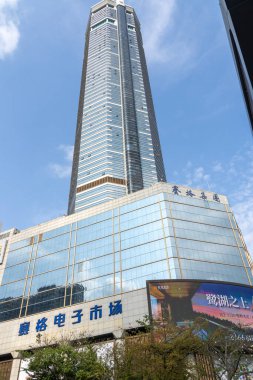 Shenzhen, Çin - 11 Nisan 2025: Shenzhen, Çin 'deki Shenzhen Electronic Group' un kısaltmasıyla SEG Plaza. 72 katlı bir gökdelen.