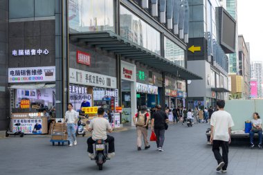 Shenzhen, China- 11 Nisan 2025: Shenzhen, Çin 'de Huaqiangbei manzarası. Dünyanın en büyük elektronik pazarı. Çeşitli bileşenler, aletler ve anlaşmalar bulabileceğiniz bir yer.