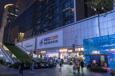 Shenzhen, China- 11 Nisan 2025: Shenzhen, Çin 'de Huaqiangbei manzarası. Dünyanın en büyük elektronik pazarı. Çeşitli bileşenler, aletler ve anlaşmalar bulabileceğiniz bir yer.