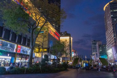 Shenzhen, China- 11 Nisan 2025: Shenzhen, Çin 'de Huaqiangbei manzarası. Dünyanın en büyük elektronik pazarı. Çeşitli bileşenler, aletler ve anlaşmalar bulabileceğiniz bir yer.