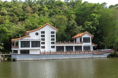 Shenzhen, Çin - 13 Nisan 2025: Shenzhen, Çin 'deki Xianhu Botanik Bahçesinin güzel manzarası. Burası modern Shenzhen şehrinin en iyi turistik beldelerinden biridir.