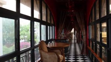 Batı koridoru Çin 'in Shenzhen şehrinde yer alan Qianjiang Nehri Sanat Merkezi' nin içinde görüldü..