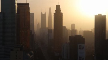 Shenzhen, Çin 'deki Shennan Yolu' ndaki gökdelen binaları. Shenzhen fütüristik silueti olan canlı bir şehir.