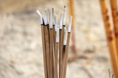 Çin tapınağında yanan joss çubuğu..