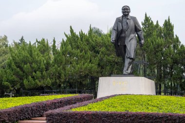 Shenzhen, China- 10 Nisan 2025 Shenzhen, Çin 'deki Lianhuashan Park' ında Bay Deng Xiaoping 'in heykeli. O, Çin 'in reform ve açılışının baş tasarımcısıydı..