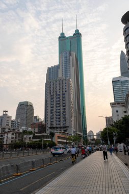 Shenzhen, Çin - 10 Nisan 2025: Shun Hing Meydanı, aynı zamanda Çin 'in Shenzhen şehrinde Diwang Binası olarak adlandırılır. Bir zamanlar Shenzhen 'in en yüksek gökdeleniydi.,
