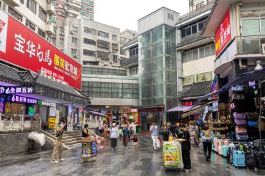 Shenzhen, Çin... 12 Nisan 2025 'te müşteriler ve ziyaretçiler Çin' in Shenzhen kentindeki ünlü Dongmen Pedestrian Sokağı 'nı doldurdular. Yaya dostu bir ortamda modernliğin geleneklerle buluştuğu yerdir.